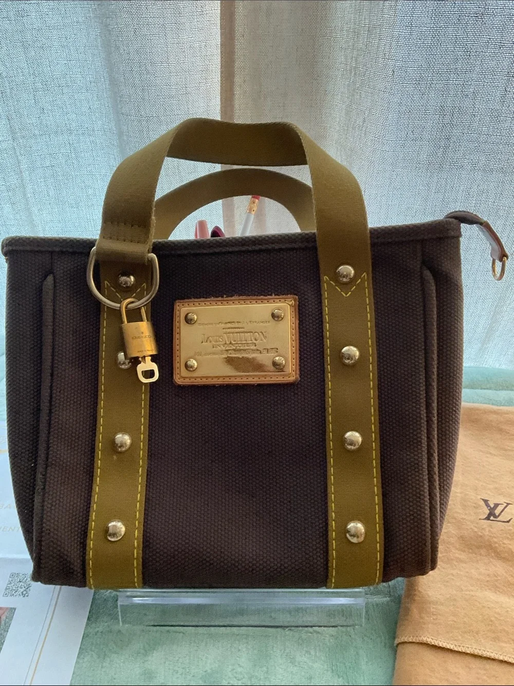 LV hand bag 8X10 excellent condition
